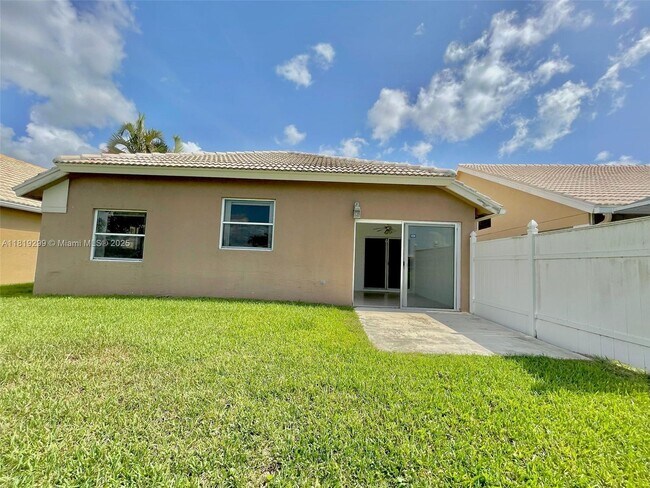 Foto del edificio - 12827 Hampton Lakes Cir