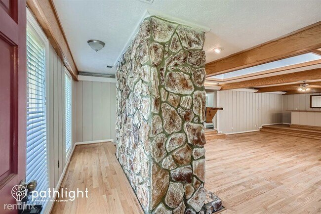 Building Photo - 5 br, 3 bath House - 515 Golfview Dr UNIT