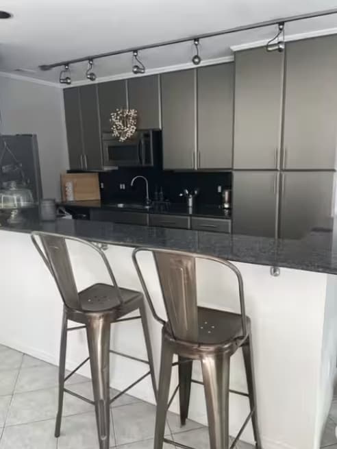 Full Kitchen - 500 E Riverside Dr