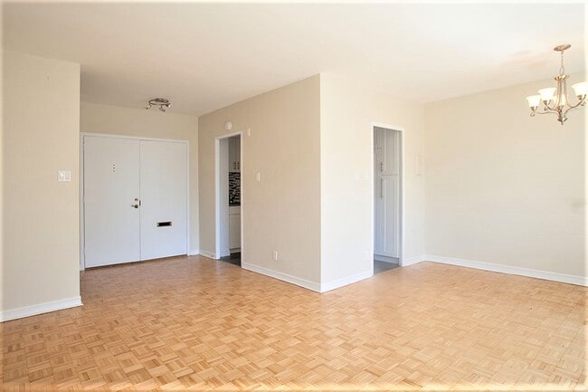 Building Photo - 4555 Av. Bonavista