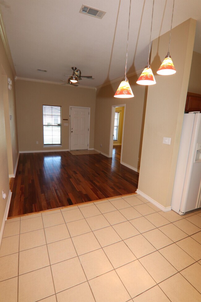 Foto del edificio - 5825 Shadowbend Cir S