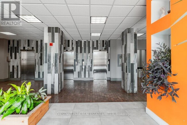 Photo du bâtiment - 150 Lakeshore Rd W