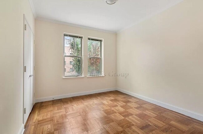 Foto del edificio - GUT RENOVATED 3 BEDS == 1200 SF == 4 BEDRO...