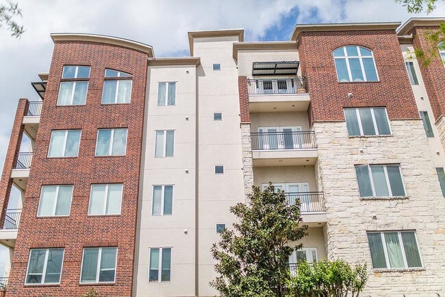 Building Photo - 100 Willard St