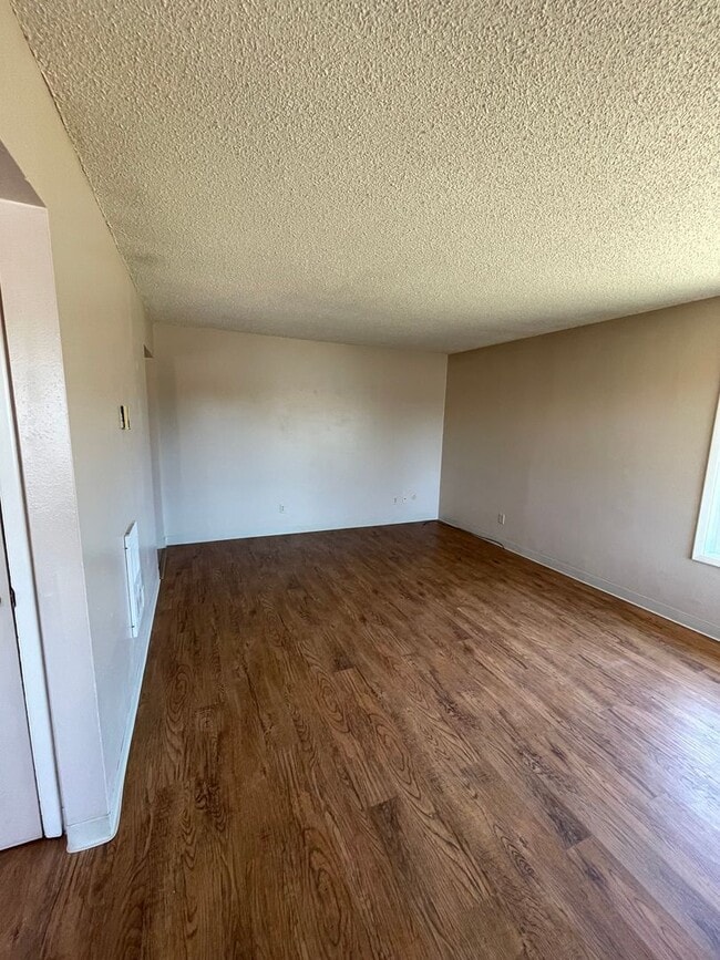 Foto del edificio - 2 bed 1 bath duplex - water, sewer and gar...