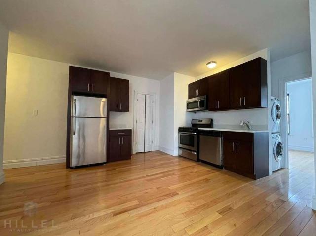 Building Photo - 3 bedroom in ASTORIA NY 11105