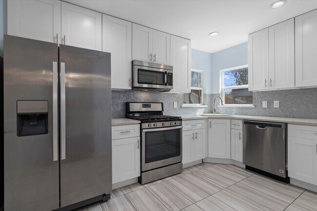 Building Photo - 2705 S 2nd St