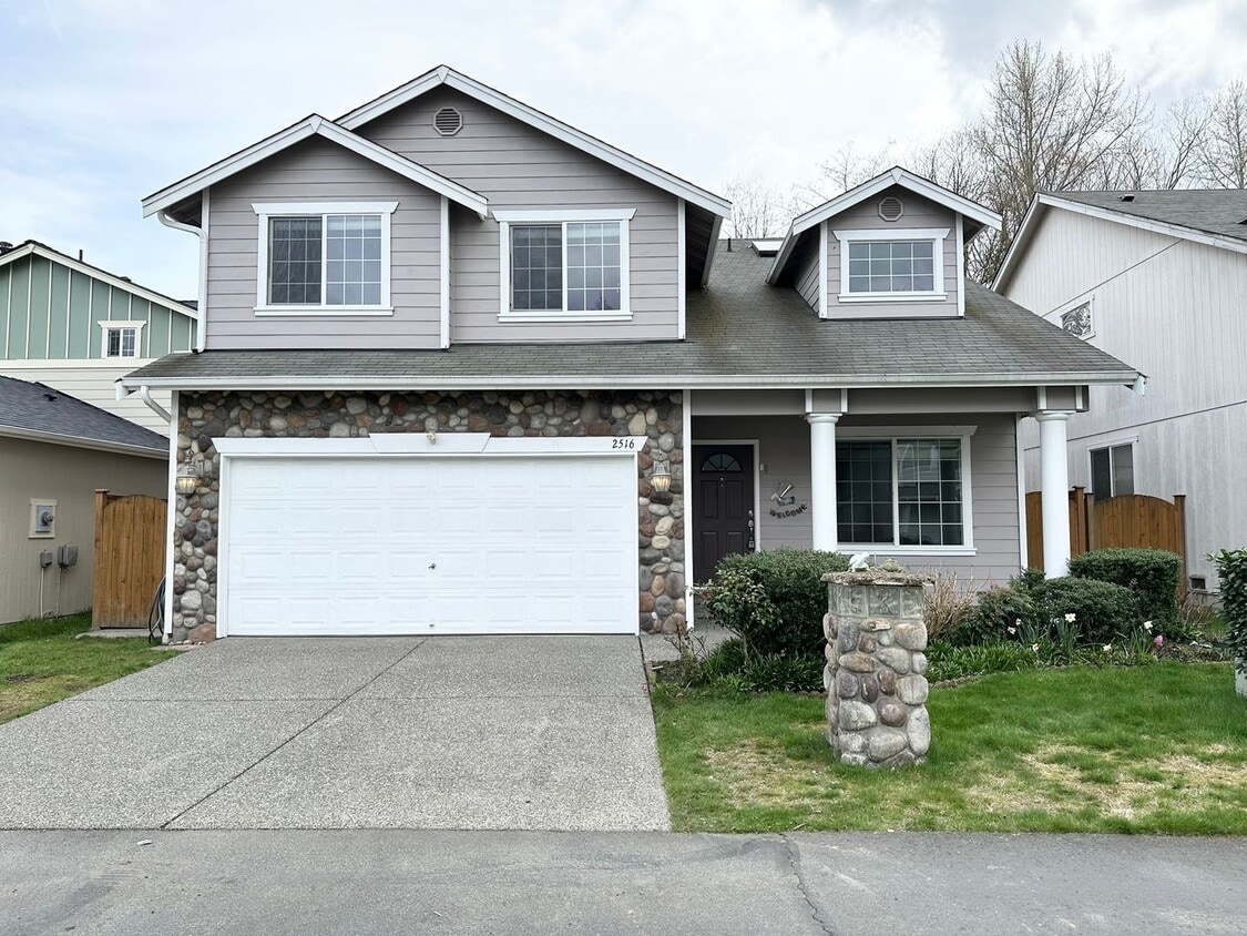 Beautiful 4 Bed 2.5 Two Story Home in Lynn... House Rental in