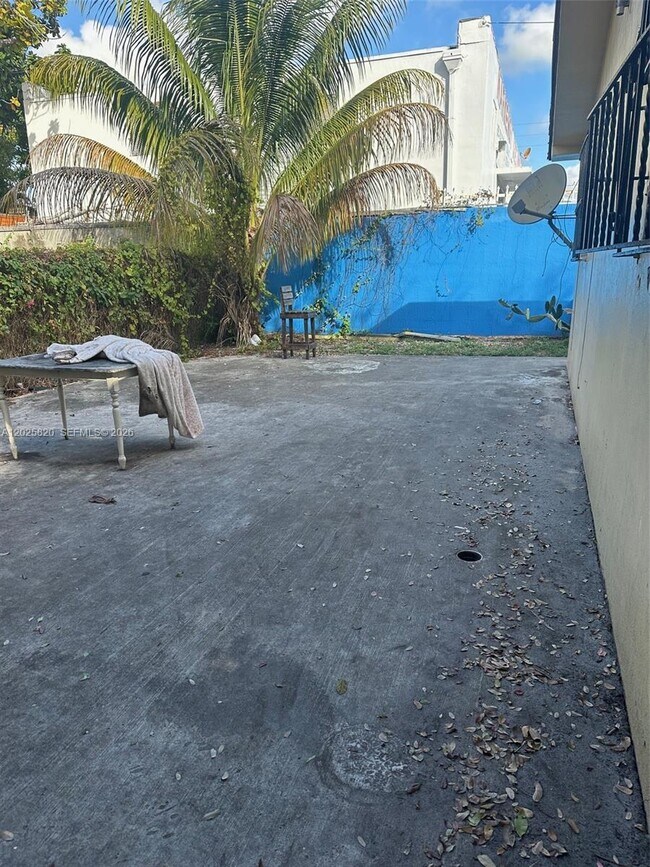Foto del edificio - 7024 NW 6th Ave