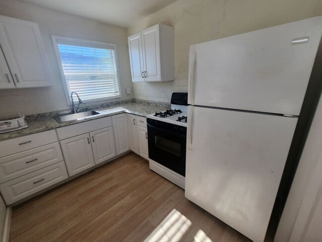 Building Photo - 6637 Oasis Ave