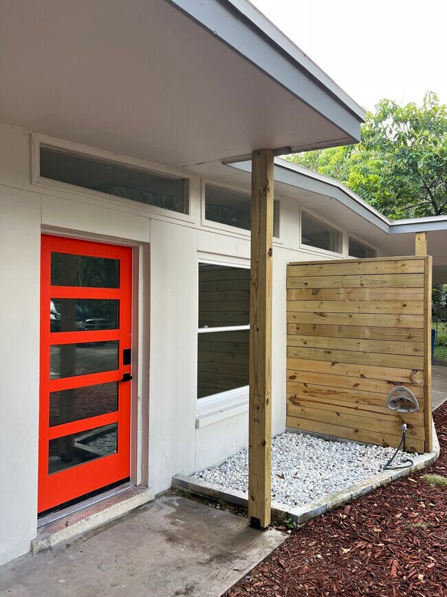 Building Photo - 1219 Lakeside Dr