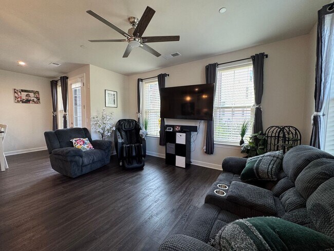 Building Photo - Stylish 2 Bed 2 Bath Condo With Den & Balc...