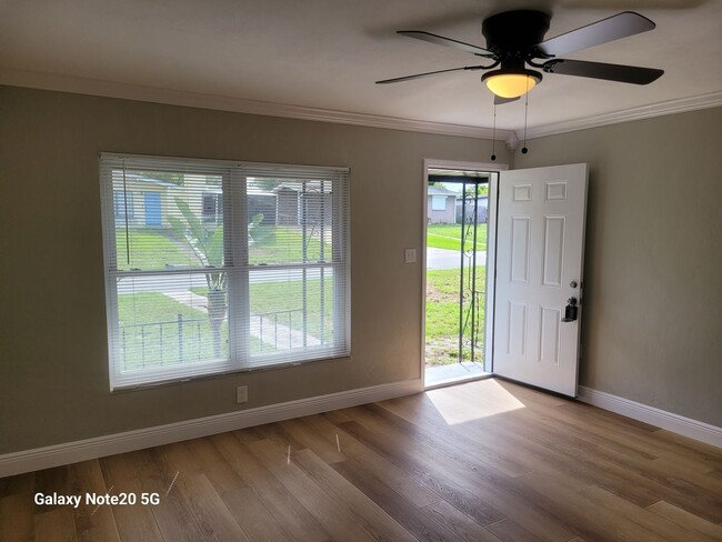 Building Photo - FOR RENT!!! SIMPLY STUNNING  3 BEDROOM 2 B...