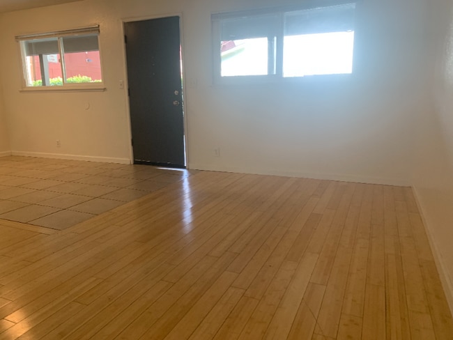 Building Photo - 630 W 4th St