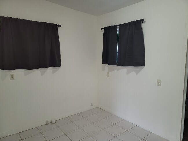 Building Photo - 1128 S Gretna Green Way