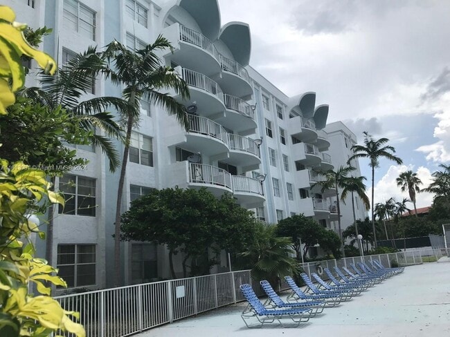 Foto del edificio - 486 NW 165th St