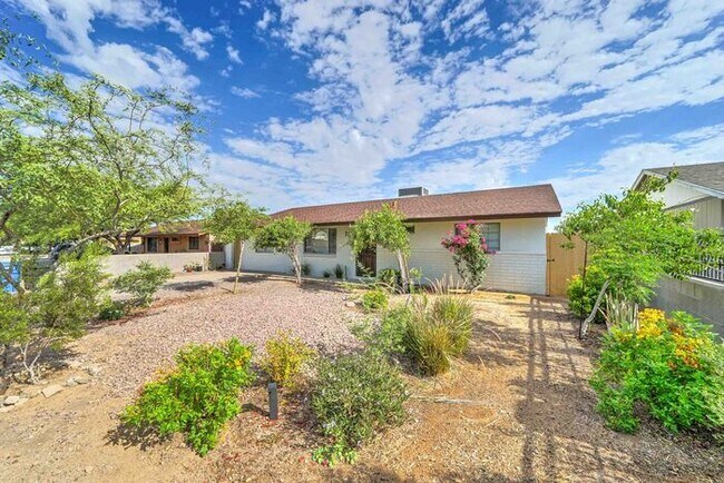 Foto del edificio - READY TO VIEW NOW! Spacious 4-Bed Home Nea...