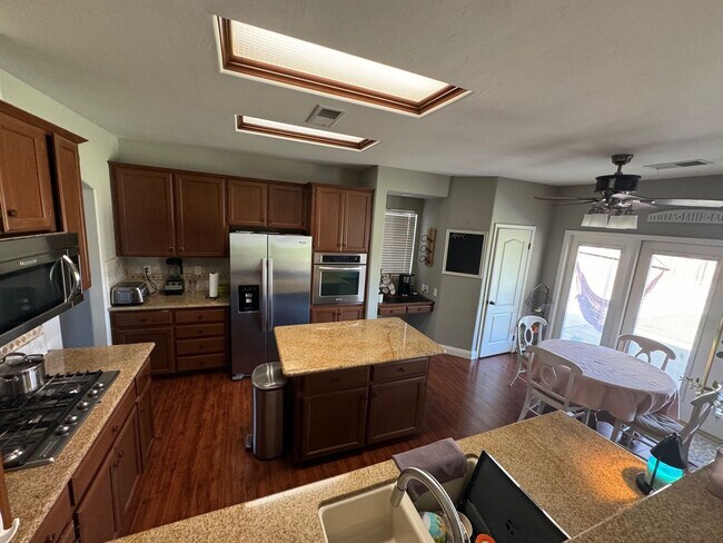 Foto del edificio - Beautiful single-family home with 6 Bedroo...