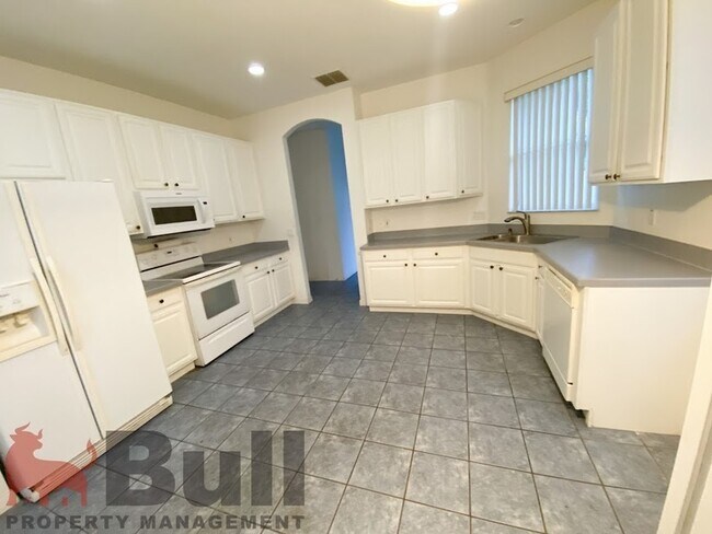Foto del edificio - 596 Neumann Village Ct