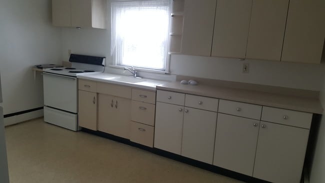 Kitchen counters - 618 Biggs Ave
