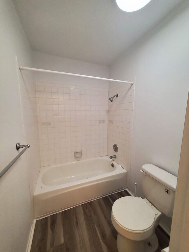 Building Photo - Update 2x2 Condo in Ideal Novato Location