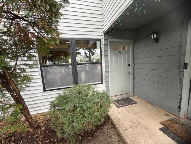 Entrada principal - 1901 Woodbridge Commons Way