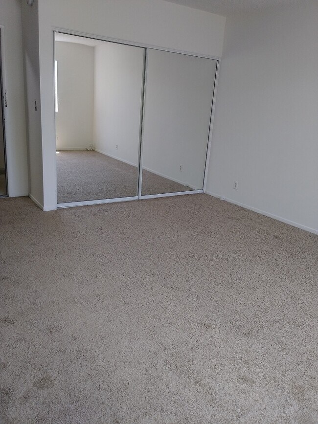 Armario - 11290 Ohio Ave