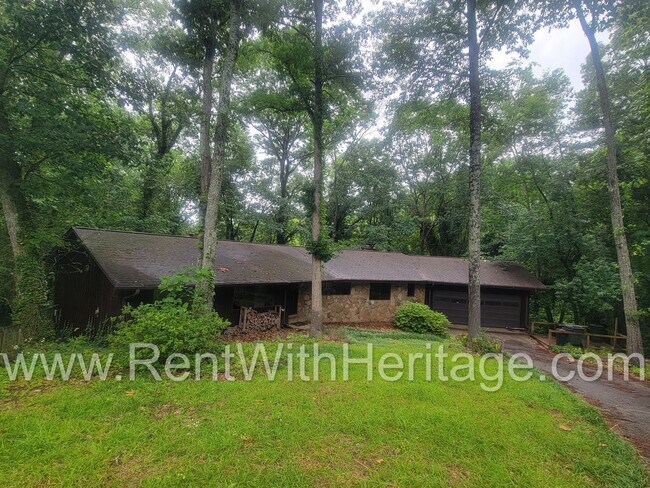 Building Photo - Charming Cabin Style Home on 1.3 Acres / F...
