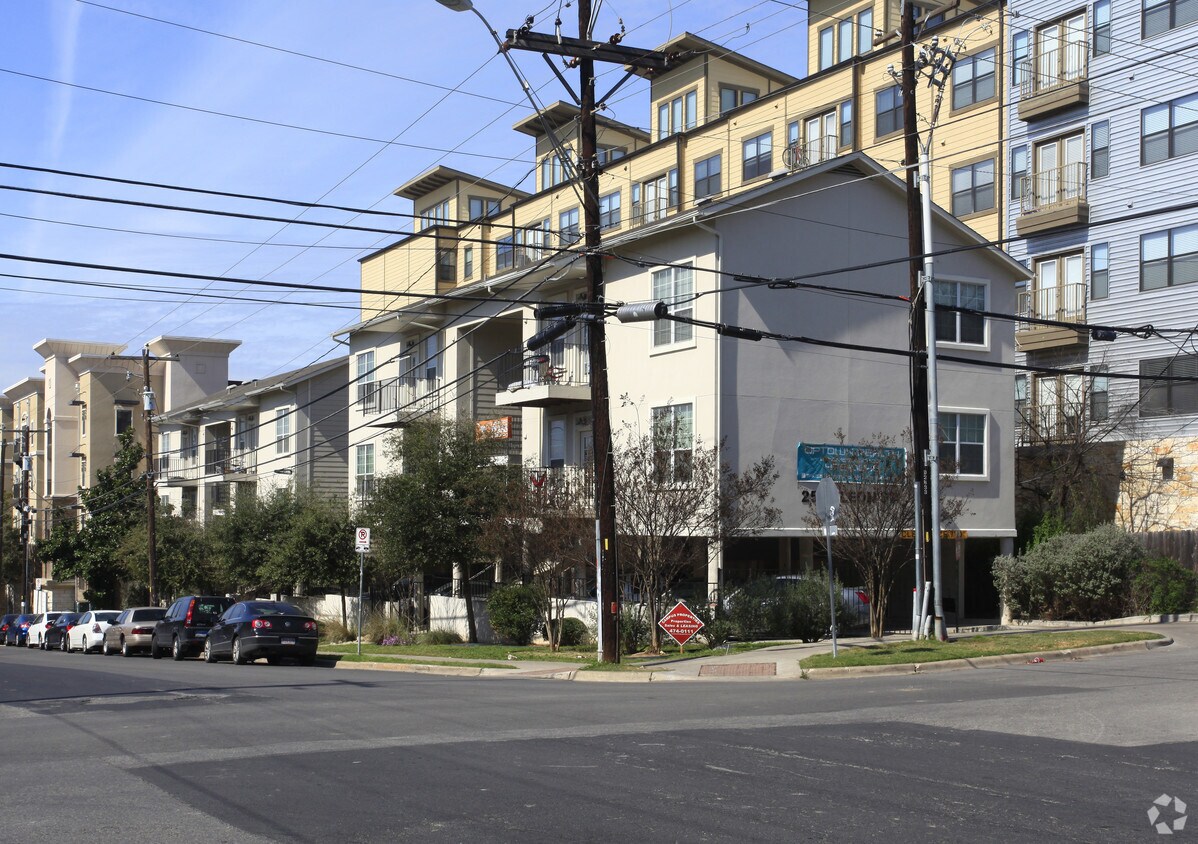 Building Photo - 1100 W 25th St