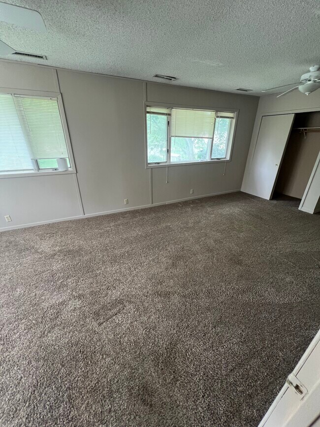 Foto del edificio - 112 E Cherry Hills Ct