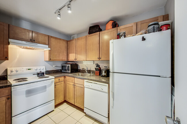Foto del edificio - 655 W Irving Park Rd