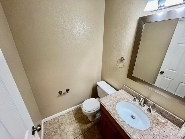Building Photo - Beautiful 2B 2.5BA Townhouse in El Cajon