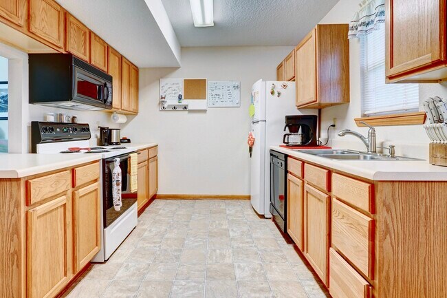 Building Photo - 3410 Zinnia Dr