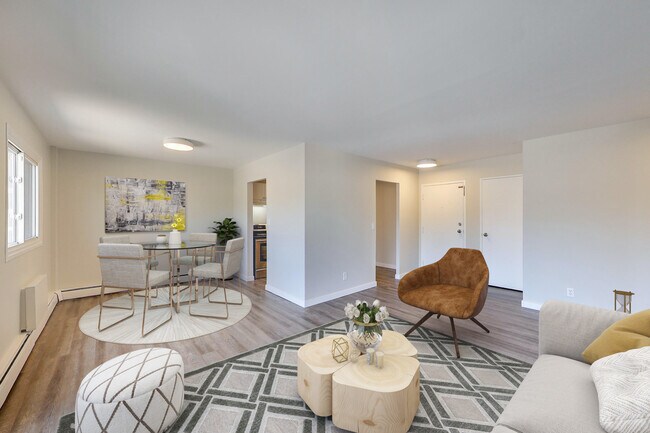 Building Photo - Freshly Renovated 2 Bedroom 1 Bathroom Apartment!