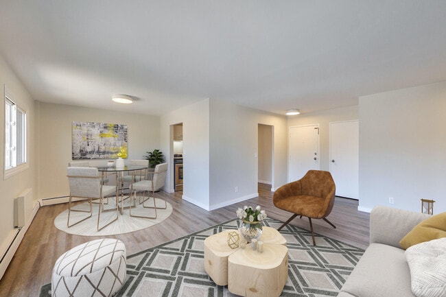 Photo du bâtiment - Freshly Renovated 2 Bedroom 1 Bathroom Apartment!