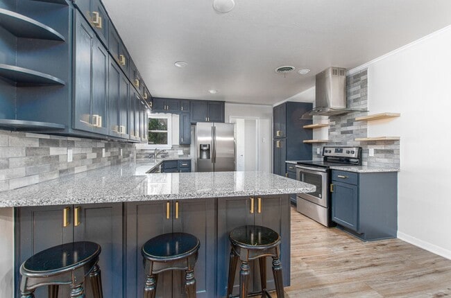 Building Photo - Renovated 3 Bed / 2 Bath Brick Home with 2-Car Garage & Fenced Yard in North Temple