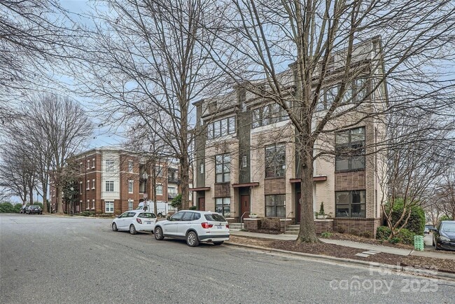Building Photo - 716 N Alexander St
