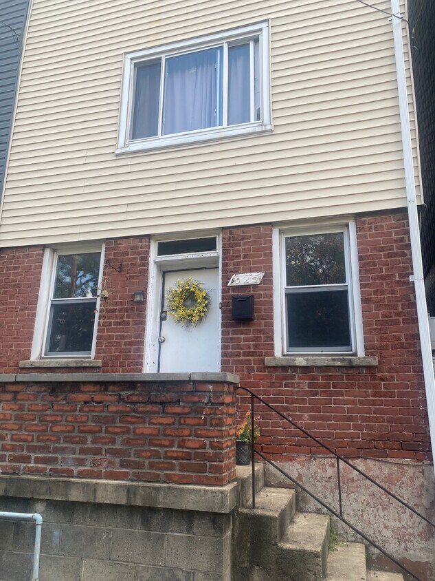 325 Downing St, Pittsburgh, PA 15219 Townhome Rentals in Pittsburgh