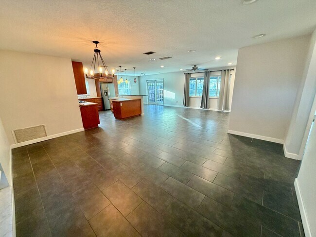 Foto del edificio - Altamonte Springs - 4 Bedroom, 2 Bathroom - $2,495.00 POOL HOME