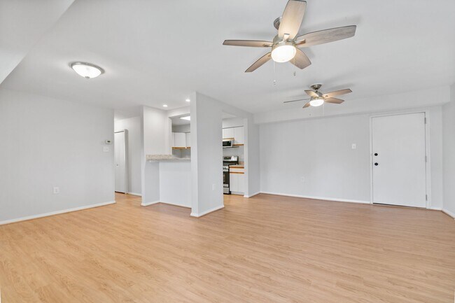 Foto del edificio - Fairwinds. Renovated and Updated. Spacious 2 bed 2 bath ground level condo in Annapolis!