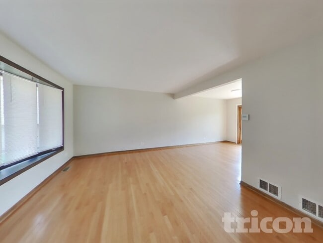 Foto del edificio - 16646 Paxton Ave