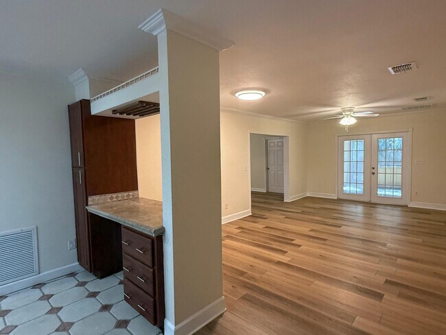 Foto del edificio - 2031 Charter Oaks Dr