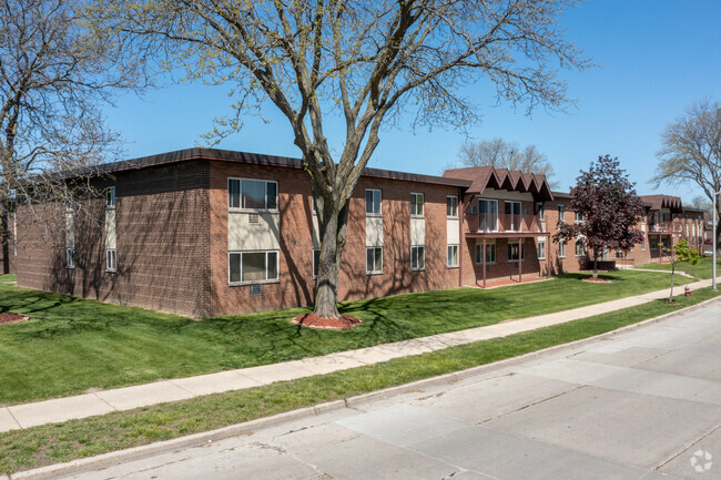 Building Photo - Garden Pool Apartments