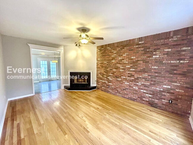 Building Photo - 3 Bed/2.5 Bath Townhome with Fireplace / Available Now!