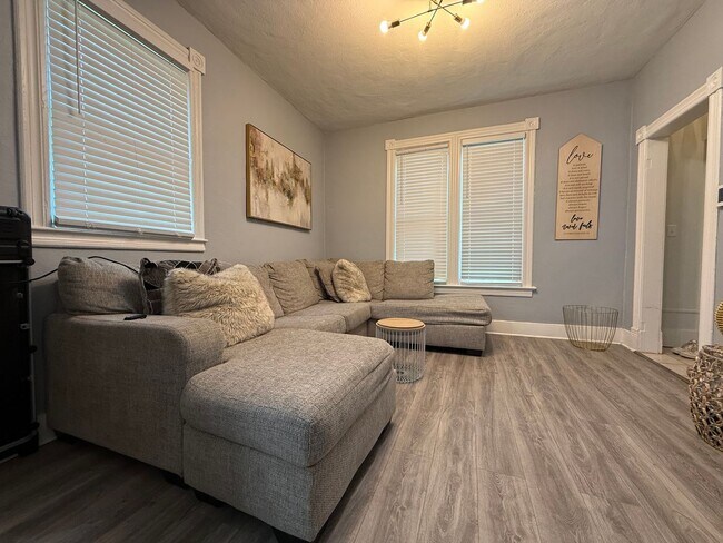 Building Photo - Stunning 3 Bedroom 1 Bathroom Single Famil...