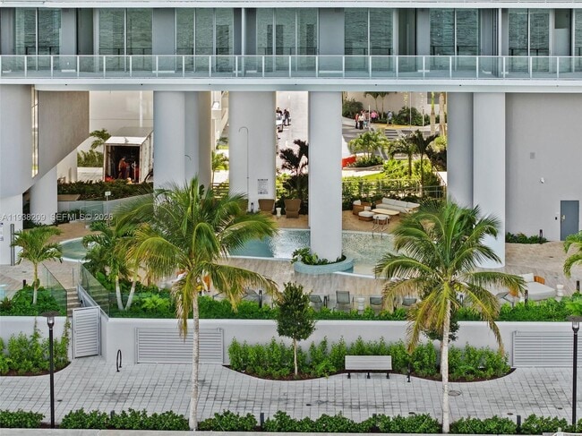 Foto del edificio - 700 NE 24th St