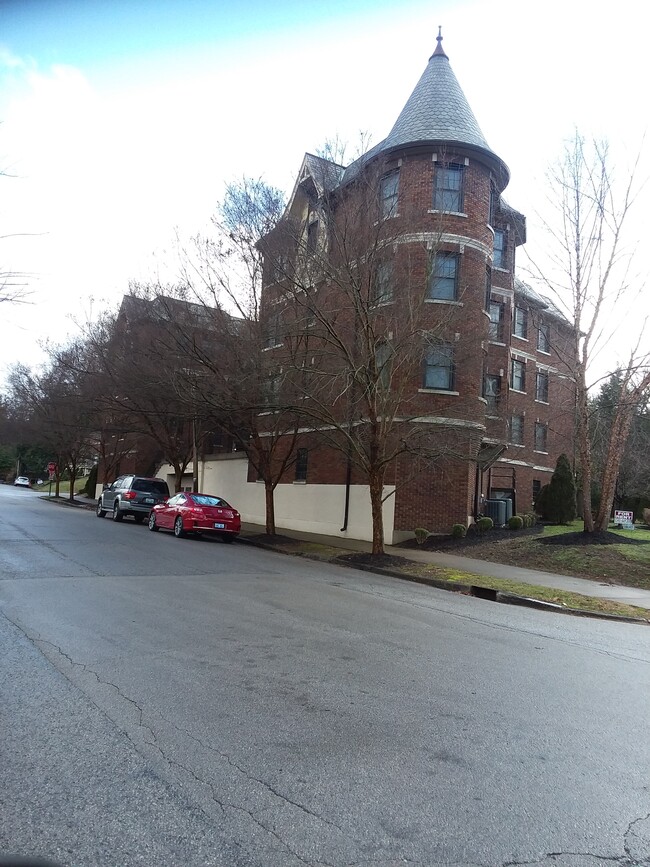 Building Photo - 2000 Spring Dr