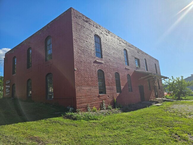 Foto del edificio - 1303 W College St