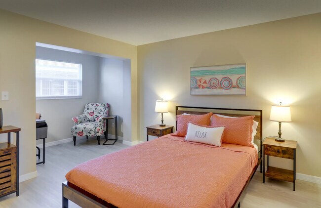 Dormitorio con vista al golfo y zona de estar - Redington Retreat