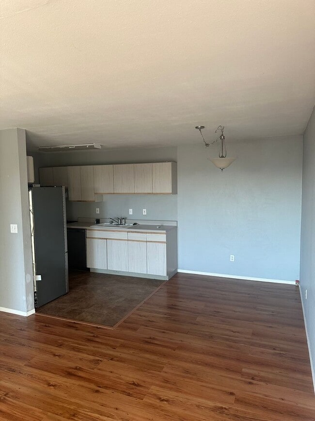 Building Photo - Live in Style and Comfort in this Charming...